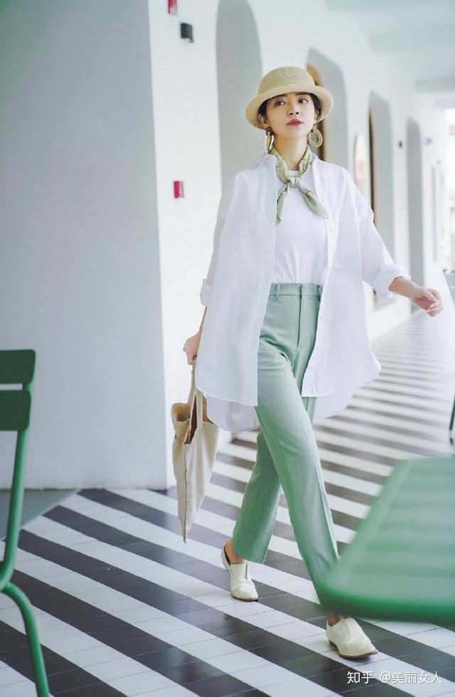 纯色衬衣怎么搭配好看