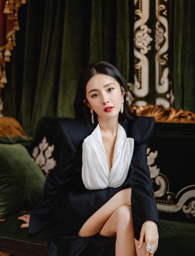 杨幂穿上外套炸出超凶半球网一看全疯:我不行了