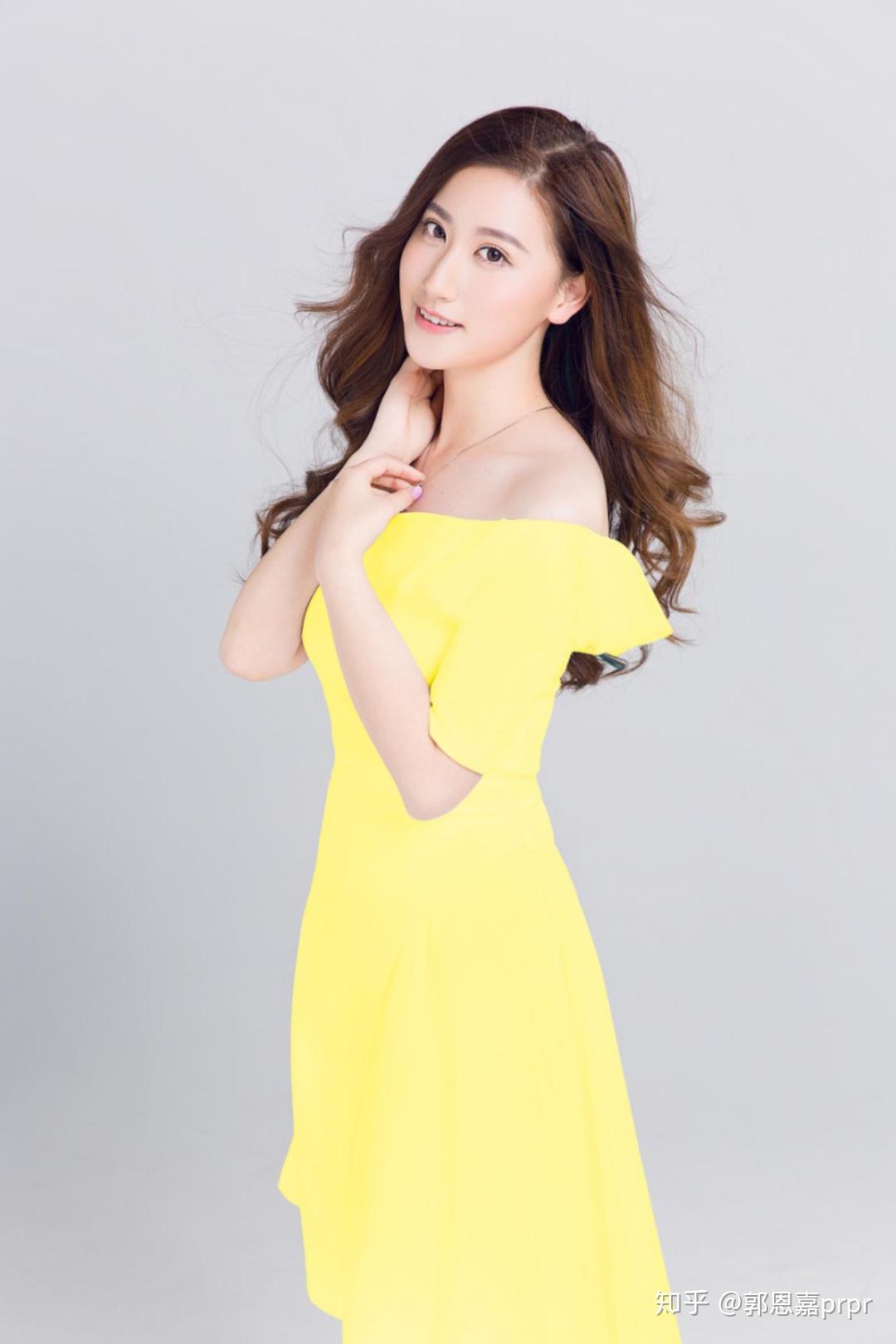 郭恩嘉淡黄色长裙美的出众!