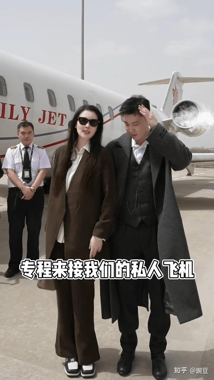 球球首晒与老公乘坐爸爸赵本山私人飞机出行画面内部超大超豪华