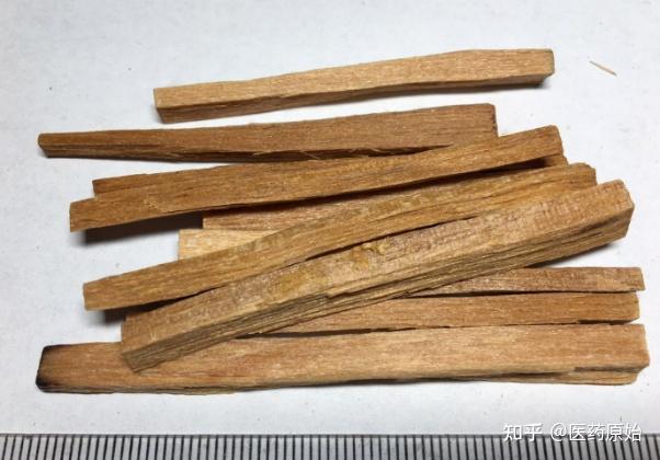 掺,多为白木浸油干燥而得西澳檀香碎粒,为非药典品檀香印尼檀香种植料