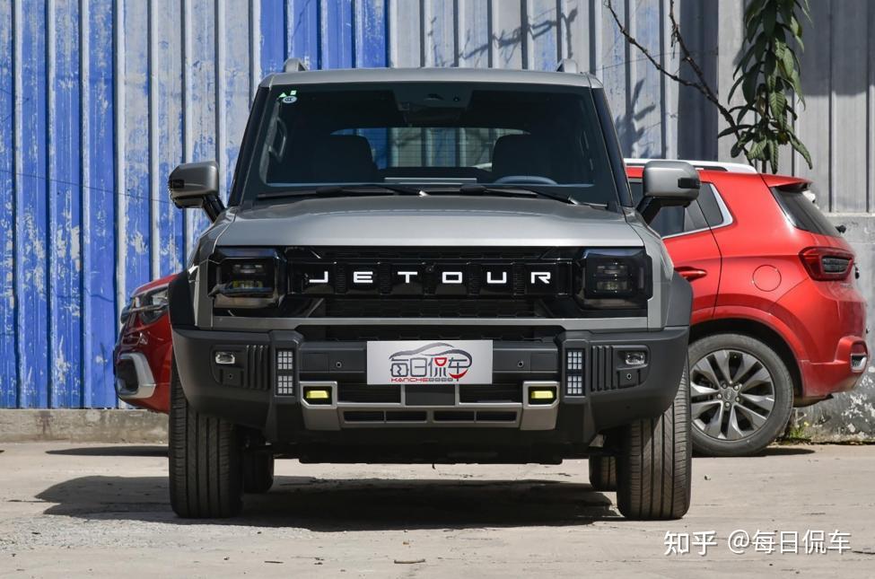 中央6个黑色矩形装饰块嵌入可点亮字母,营造出六孔风格前脸,有些悍马