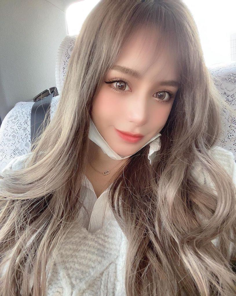 20岁日菲混血正妹「穿上火辣小背心」,随性的姿势「超性感」!