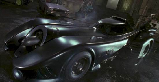 彼时美国也正在对外用兵;而《新蝙蝠侠》的蝙蝠车,则变成