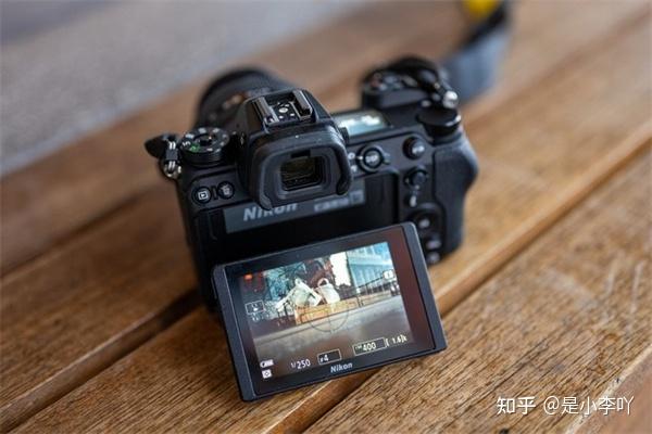 肩屏让相机的信息状态一目了然