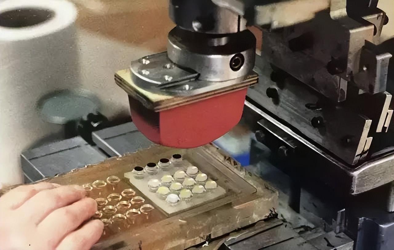 移印的特点工艺成本:单件费用(低),人力成本低,因为大多工序由机加工