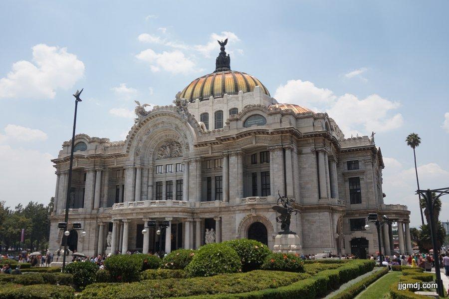 宪法广场是墨西哥的政治,宗教,文化活动中心, 下面是总统府,所说是几