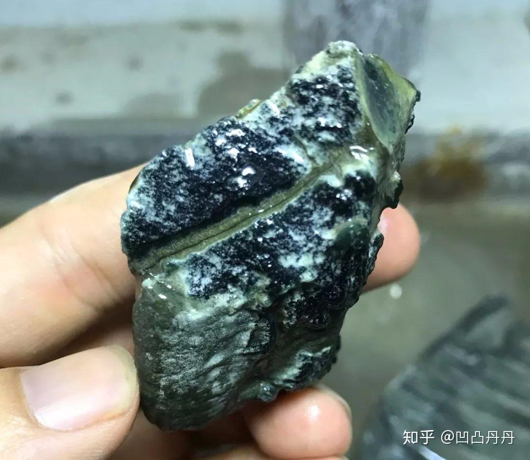 小伙7000元砍下小原石，以为是帝王绿翡翠，切出七颗大蛋面，乐坏