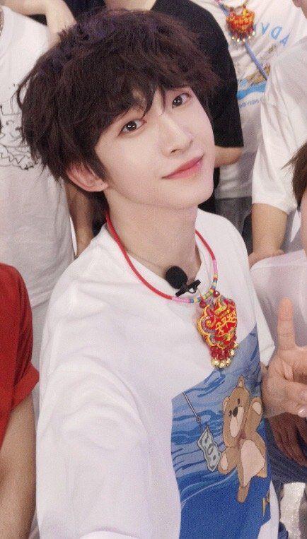 听说c位出道的国际男团into1队长刘宇妆很浓