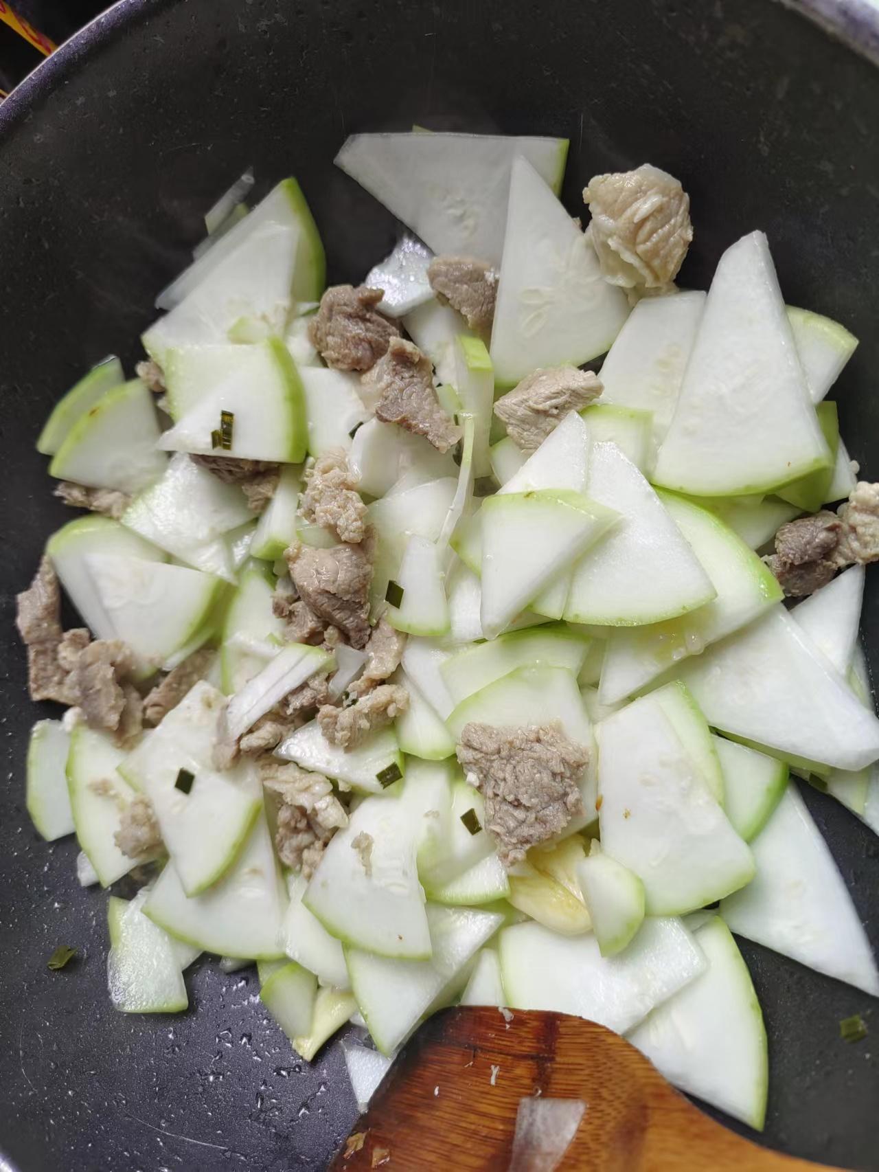 夏季生活裡烹飪一道下飯菜葫蘆瓜清炒肉絲口感既清淡又下飯