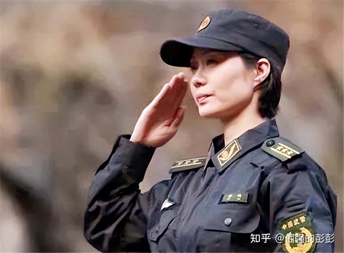 我国第一警花训练20年奖章无数已是大校警衔却嫁给保安