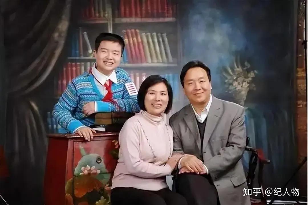 13年前那个因一身官气，而爆红的五道杠少年黄艺博，如今怎么样了 - 知乎