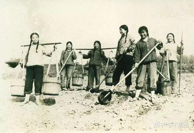 田间劳动估计是大城市来的,气质拿捏的死死的,奥利给