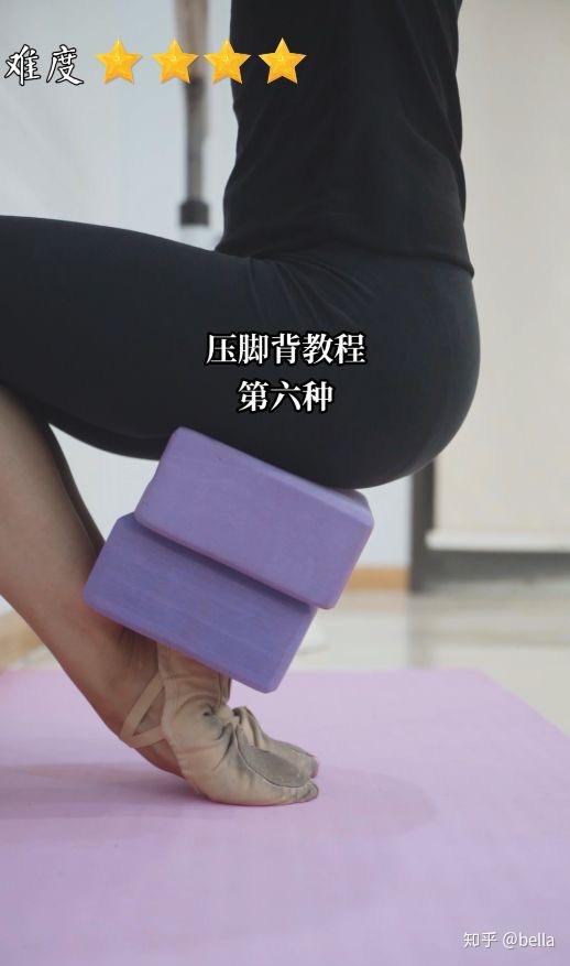 此方法是在方法五的基础上,增加瑜伽砖来增加压力和负重,强度更高.