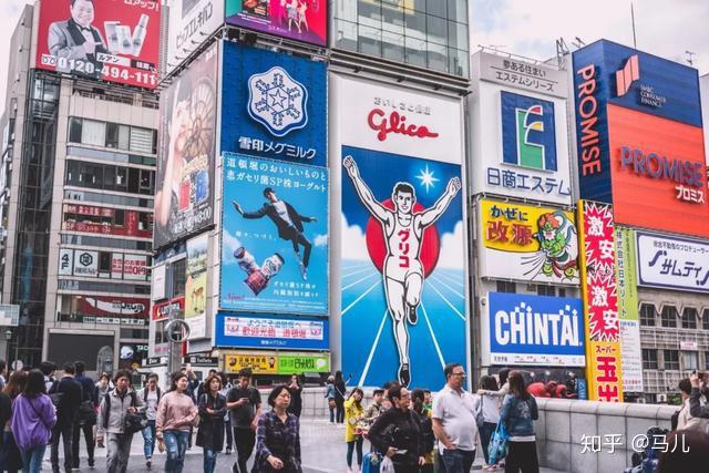 日本大阪街头的广告牌部分技术功能示例「动态创意」一种将设计元素