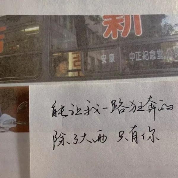 让男人看了瞬间心疼你的文案(瞬间让人心疼的伤感文案)