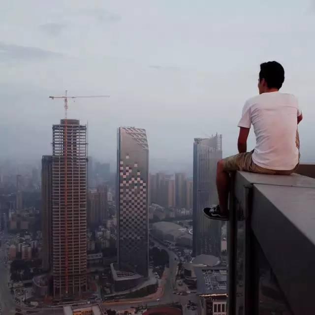 中国少年在220米高的希尔顿酒店天台上高楼自拍是一种怎样的体验