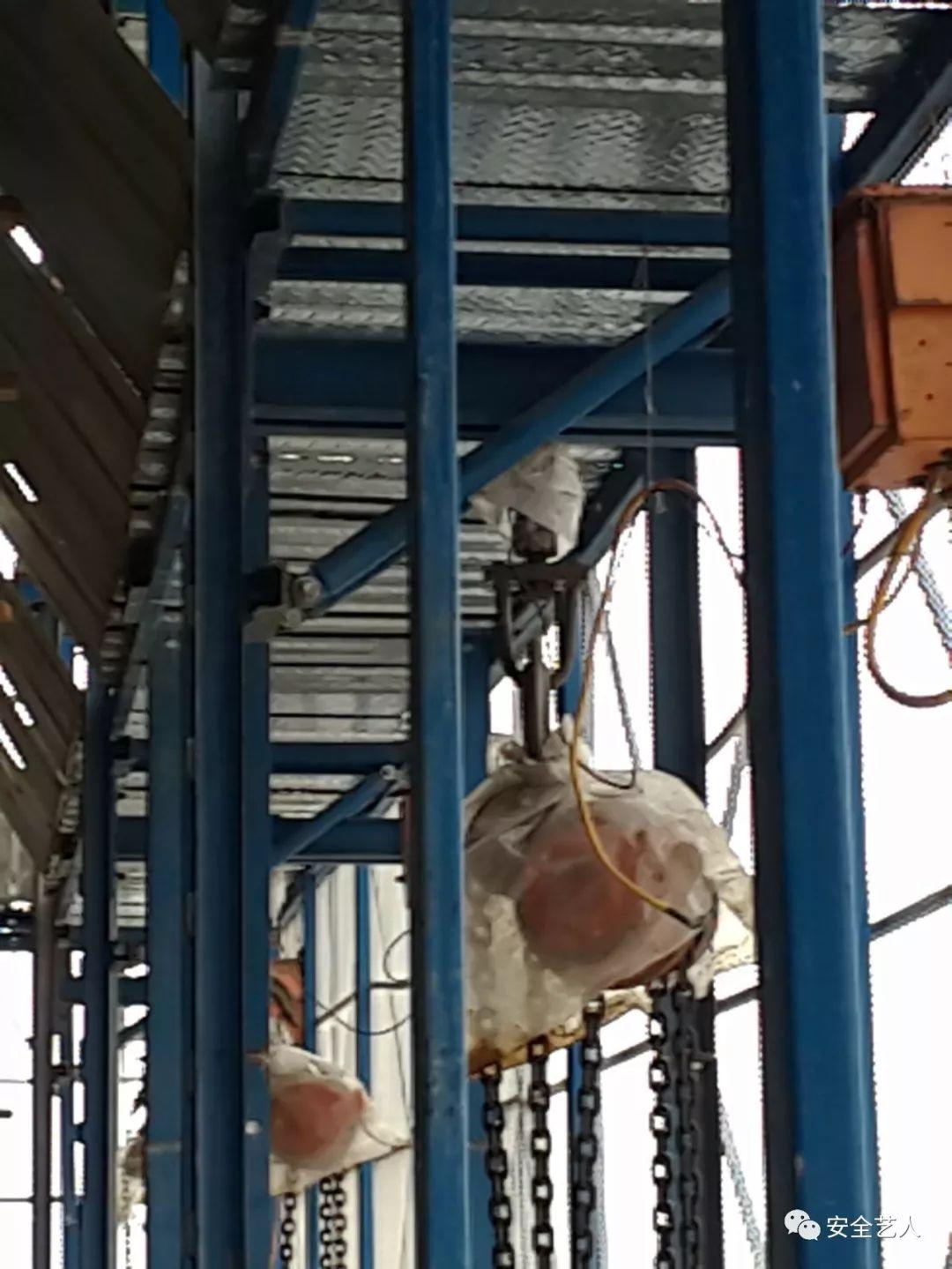 提前预留可开启钢板网底层翻版防坠,一般设置两道(两层一道)半钢爬架