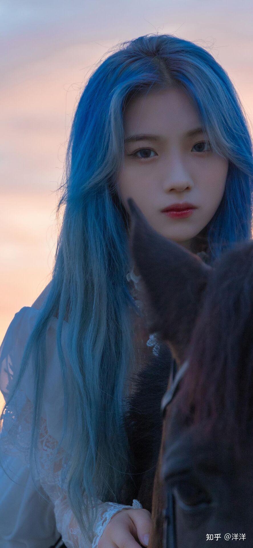 最近很火的蓝色头发的女生壁纸是哪个? - 知乎