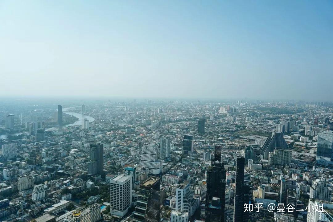 刺激78層樓高空雲中漫步在曼谷第一高樓嚇到腿軟