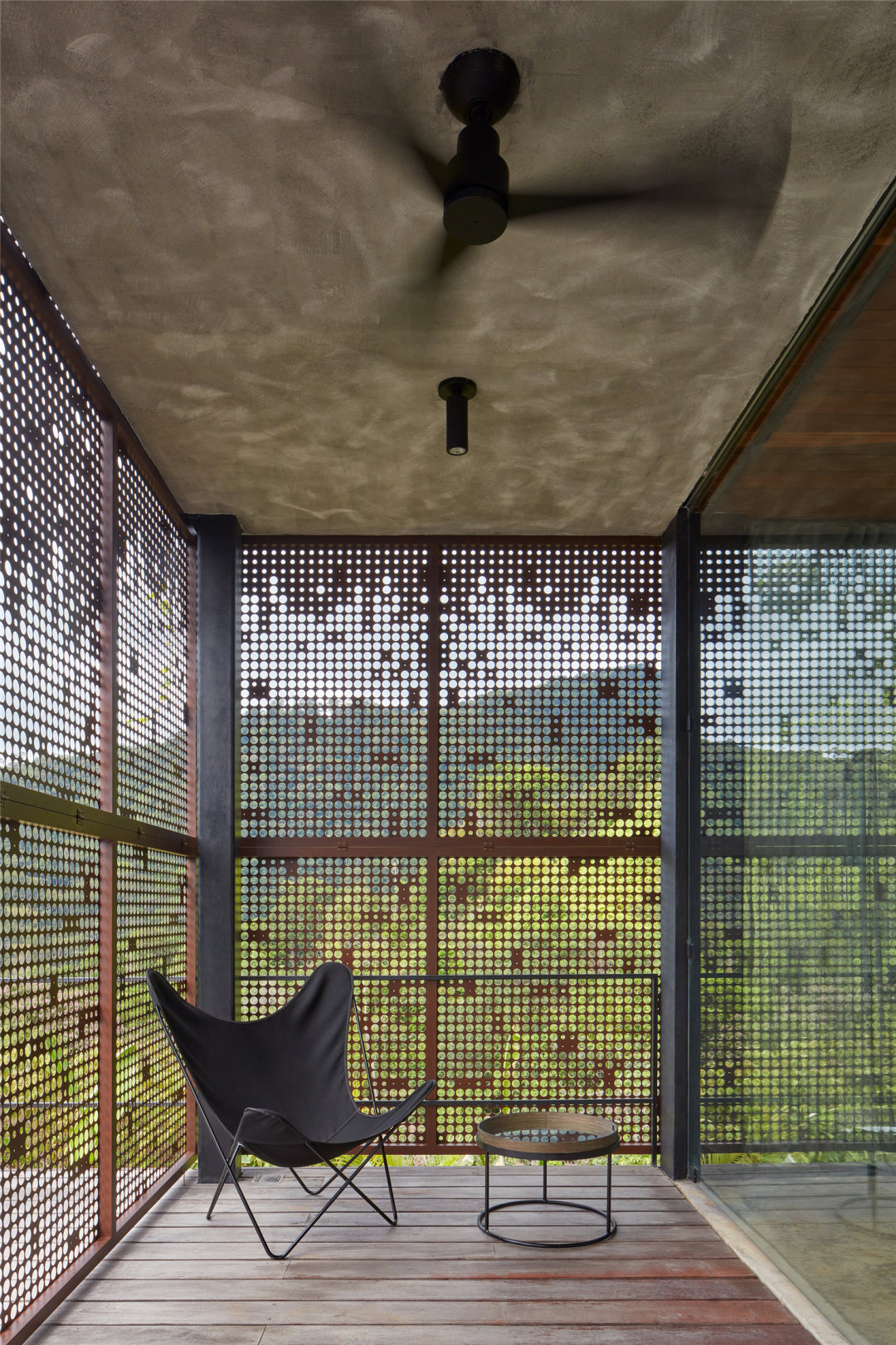 每块铝板穿孔尺寸和样式都不一样,组合在一起形成变化莫测的光影效果