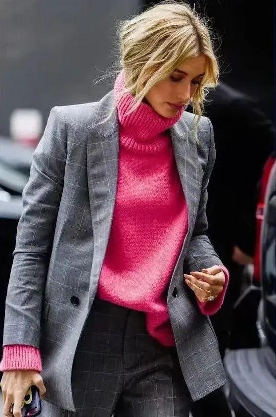 特别作为粉灰比2:8的小量感点缀,20%玫粉色则有着当之无愧的时髦,因为