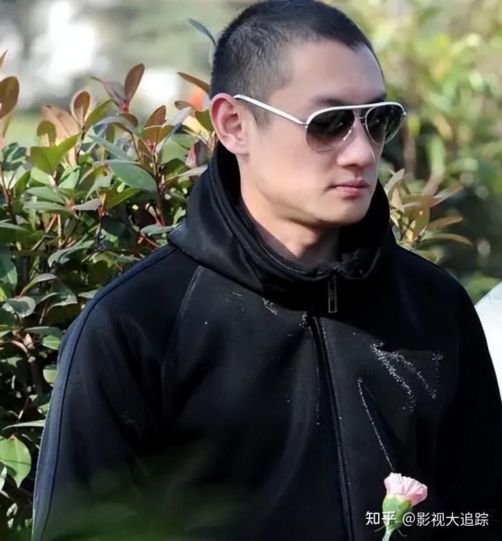 47岁京城四少汪雨罕见现身!携儿子拜祭父母,如今家庭幸福美满 - 知乎