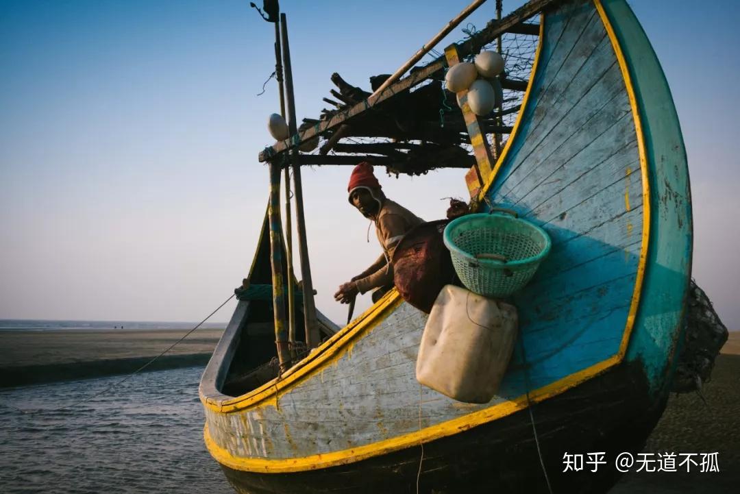 使用着一种非常梦幻的造型渔船——"月亮船"这里的原住渔民被孟加拉人