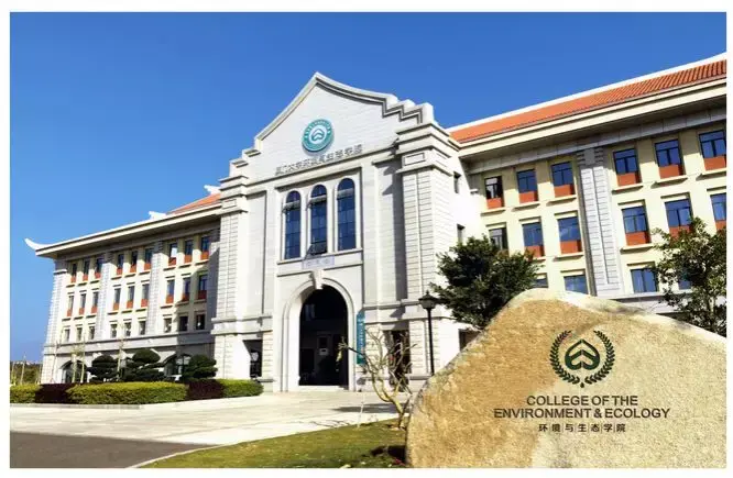 生命科学学院上课地点大部分是在黄朝阳楼,厦大校友黄朝阳捐建的黄
