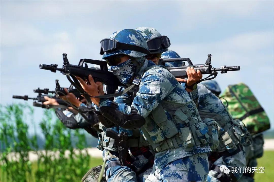首次空军航空开放日空降兵突击力量近距离亮相公众
