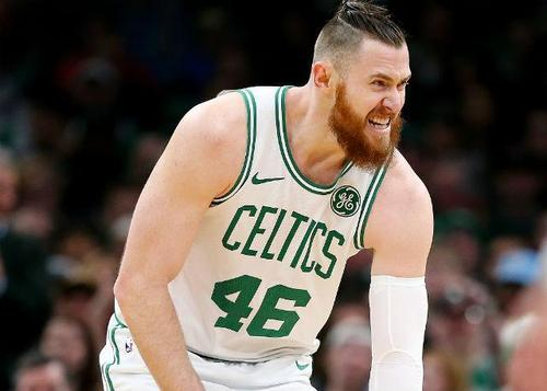 人物简介 阿隆·贝恩斯(aron baynes),1986年12月9日出生于新西兰