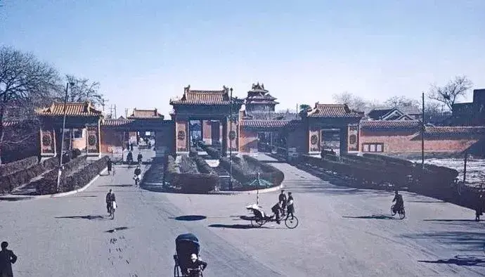 1946年,团城外,金鳌玉蝀桥东三座门1946年,西天梵境北端院落十佛塔和