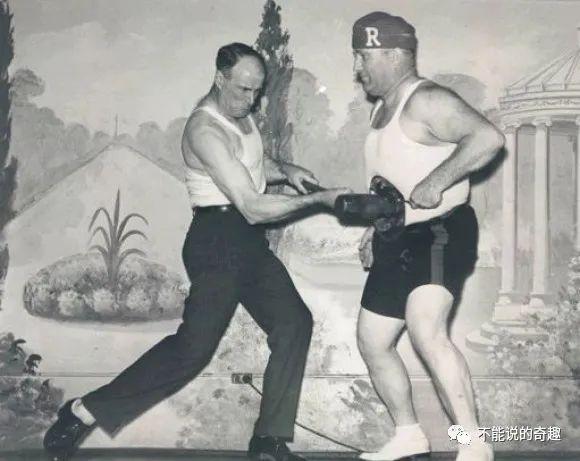 被称为肚皮最坚硬的男人木棒铁锤不在话下还用炮弹轰自己腹部