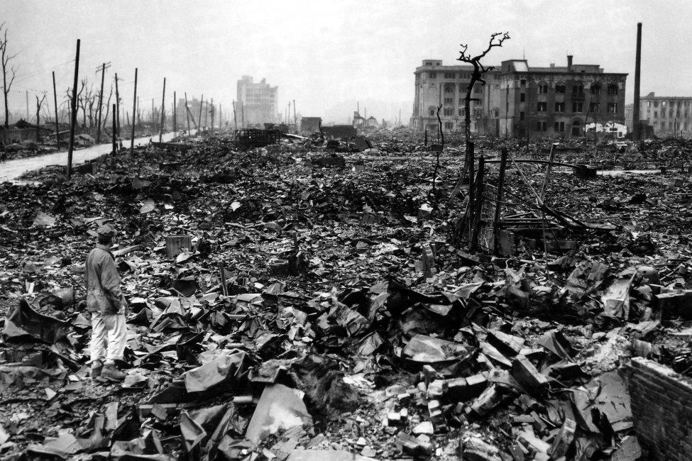 一名盟军记者站在广岛的废墟中,1945 年 9 月,身份成谜. 图源:upi