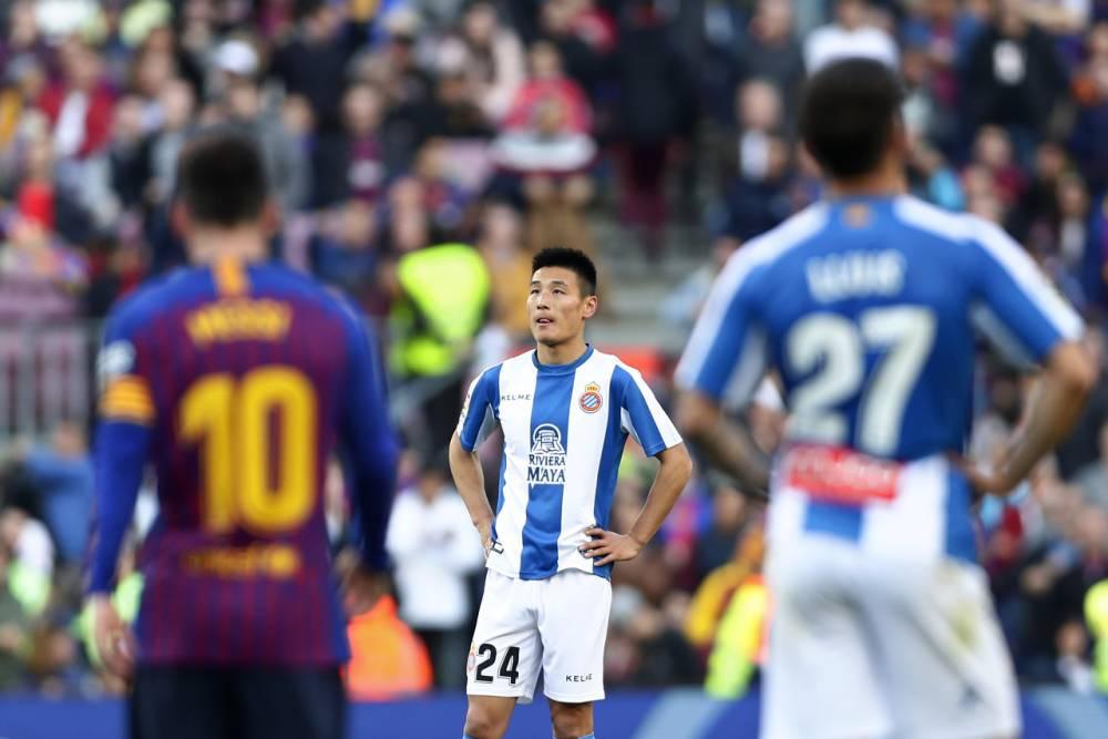 加泰德比梅西武磊同框照片梅西背影霸气十足武磊无奈望球兴叹