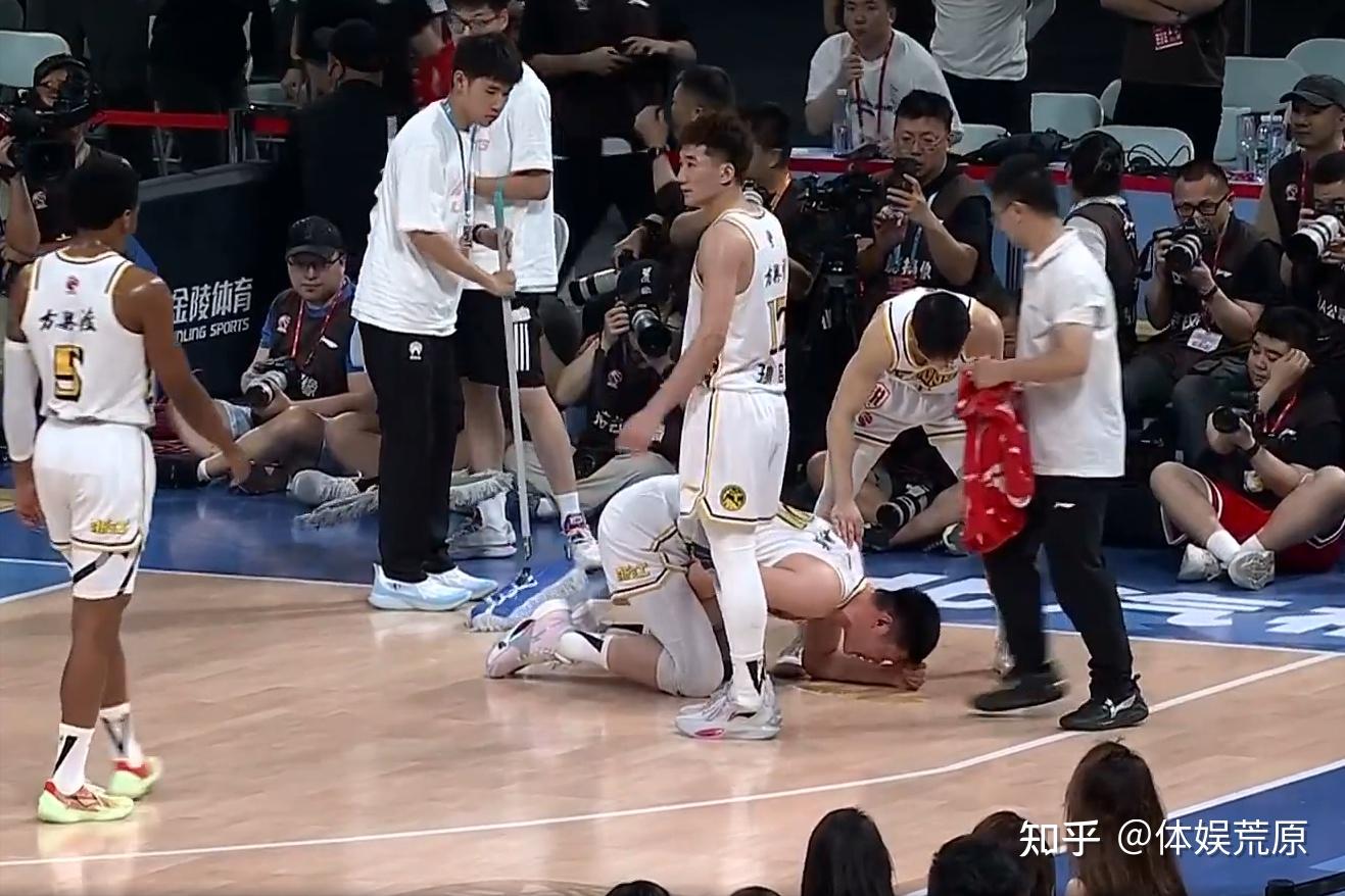 CBA:胡金秋17分打吐夺冠!朱俊龙三分杀死比赛,周琦空砍31分 - 知乎