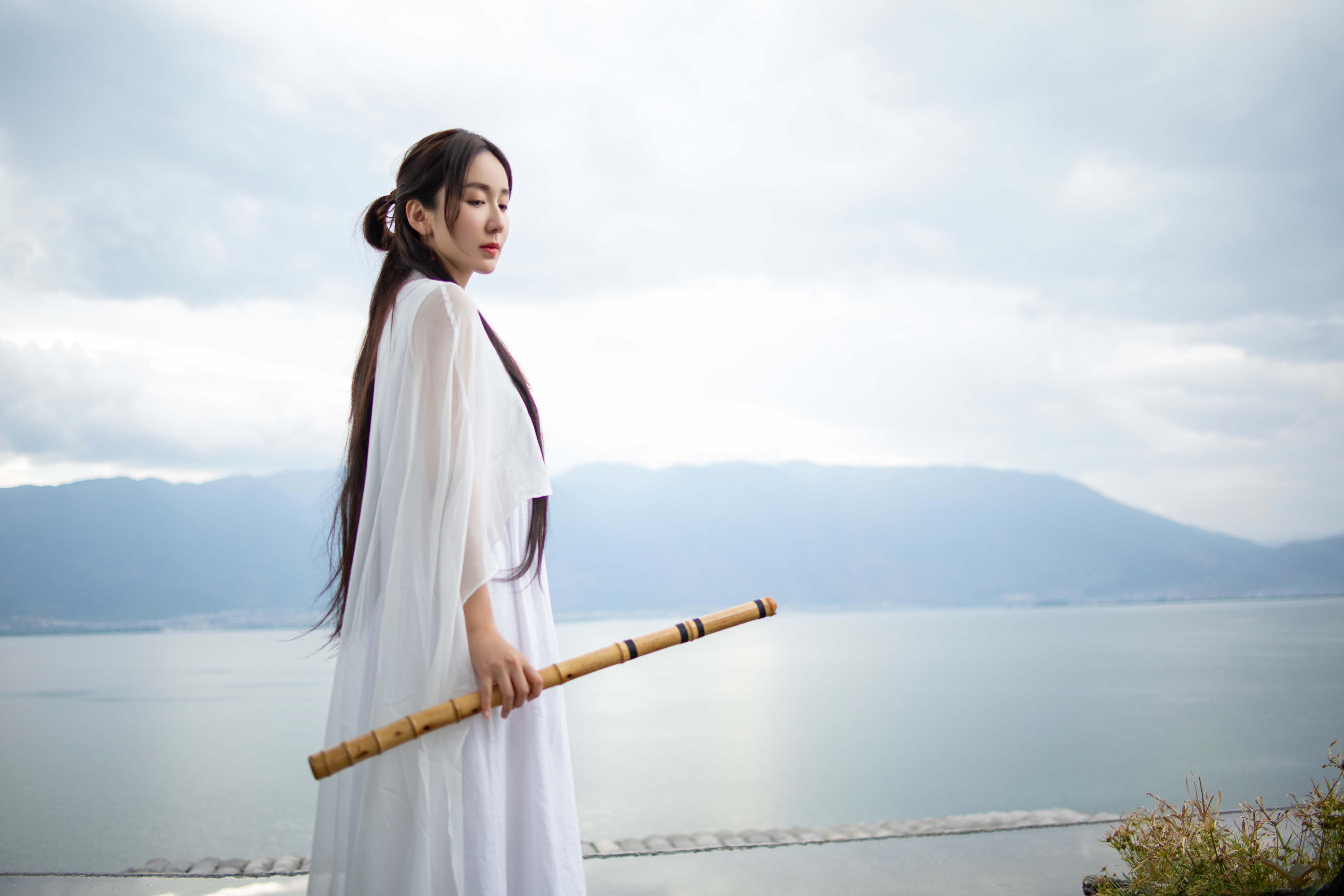 娄艺潇武侠风大片曝光执箫而立宁静悠远
