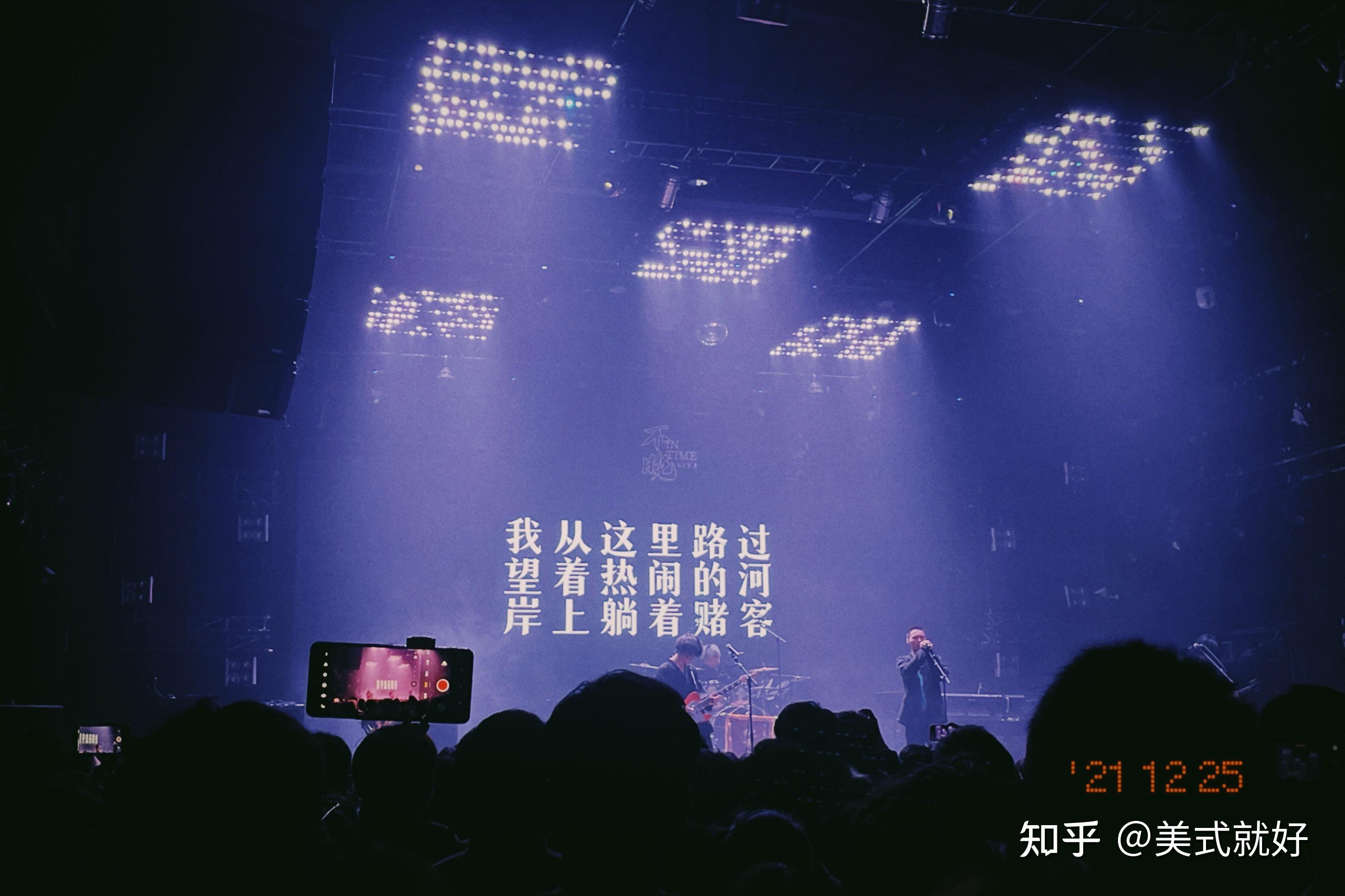 有哪些适合用作朋友圈背景图的live歌词照?