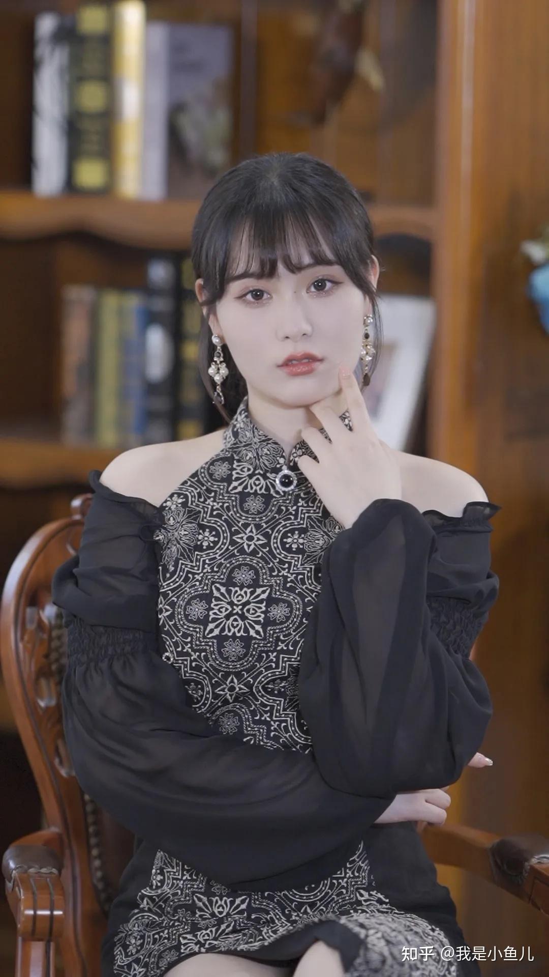 我们开始尝试轻剧情,开始更注重鹿小卷的人设打造,开