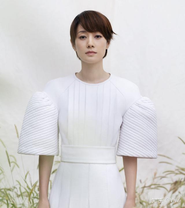 马伊琍新发型超有女人味中年女性的头发护理护发素挑选很重要