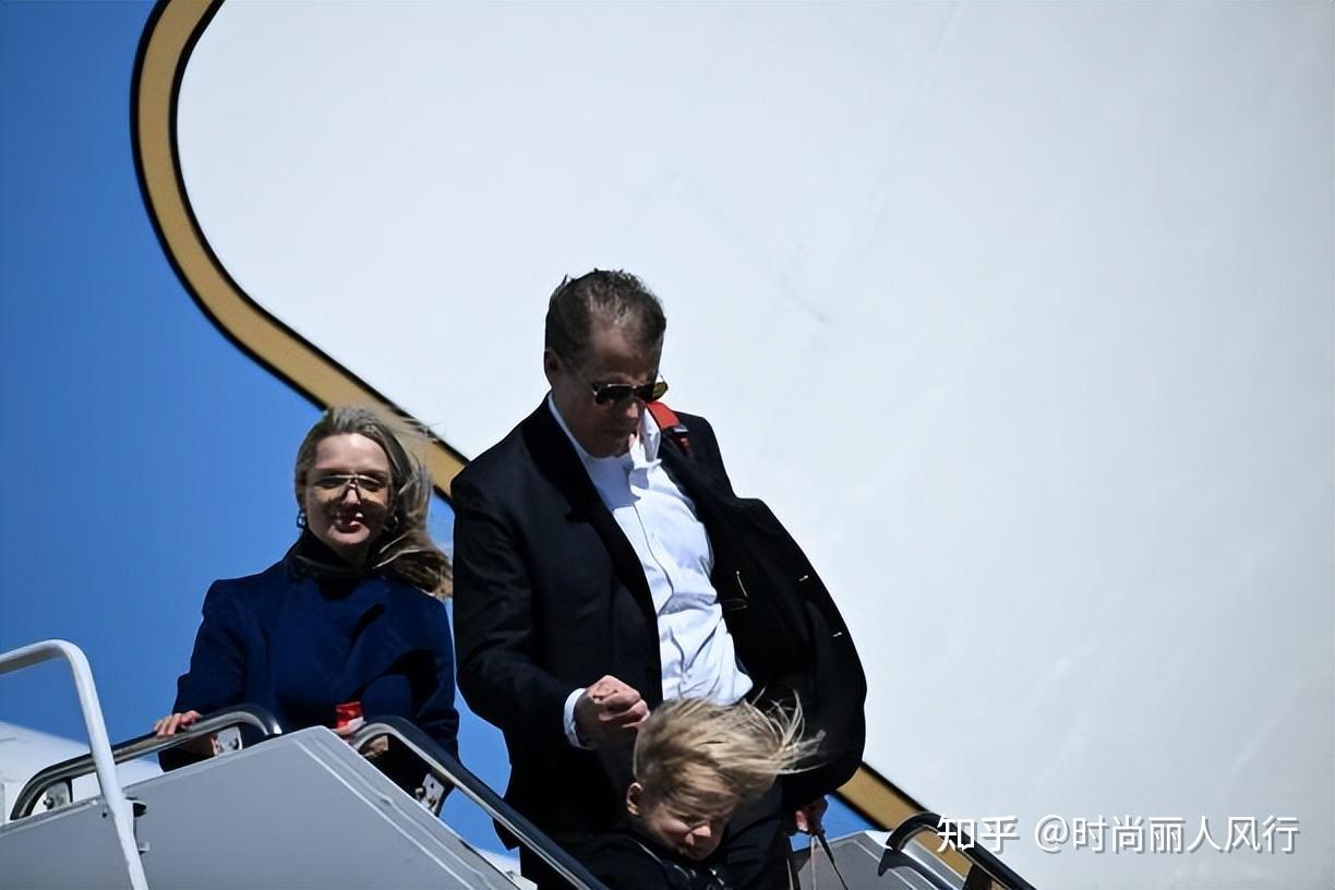 拜登全家出去过周末牵着3岁小孙子很有爱第一千金穿风衣美翻