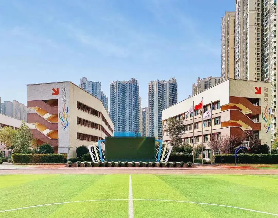 天府新区第四小学(又名石笋街小学天府校区),占地46亩,建筑面积20784.