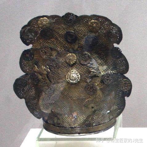 造型夸张的白角冠,长相奇特的姑姑冠,奢华繁复的凤冠.