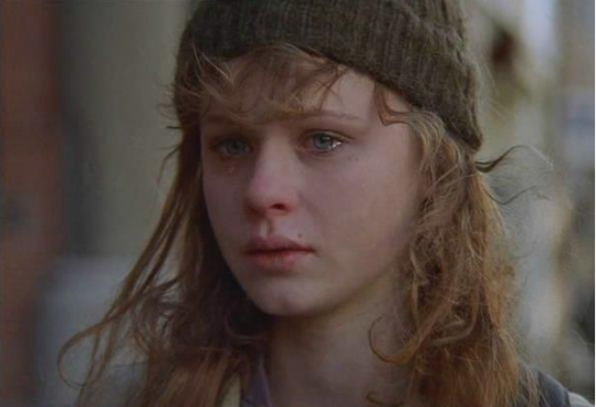 起探讨时事的美国励志演说家,而影片中对莉丝·默里(右)的还原度很高