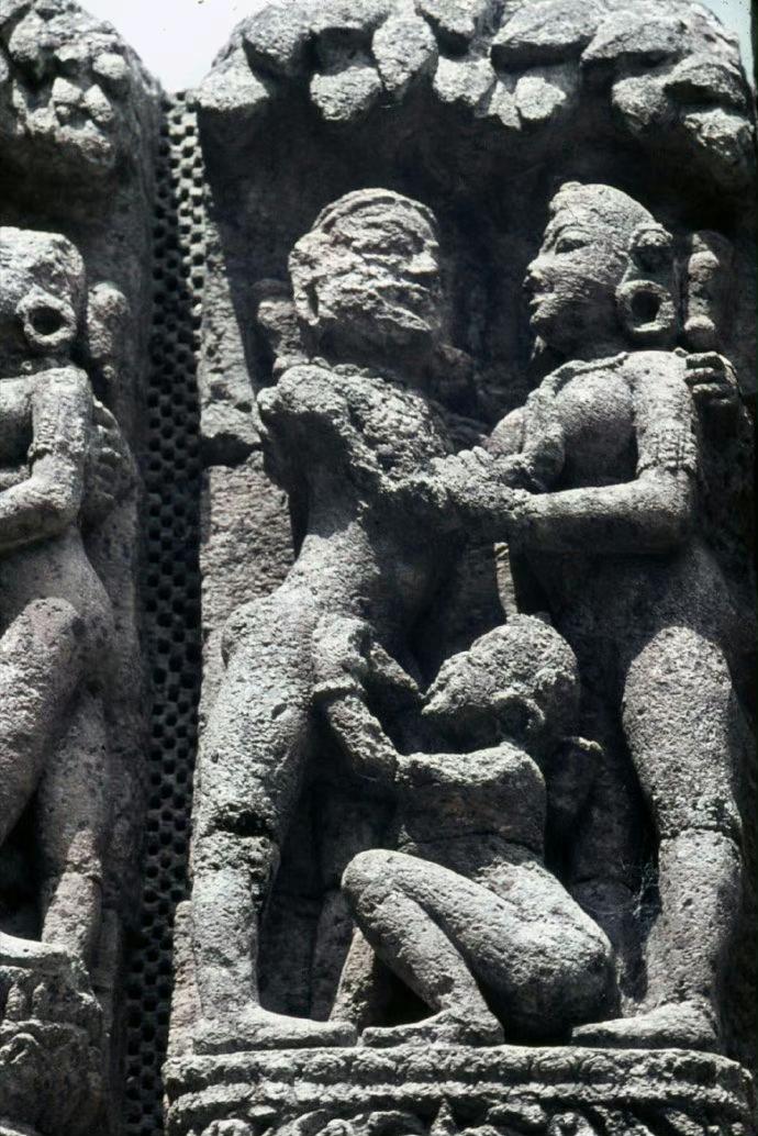 尼泊尔寺庙里,两性交配的雕塑