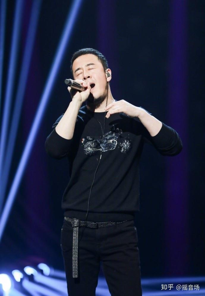 杨坤这次的高音非常走心,更没有踩烟头,甩话筒等招牌动作