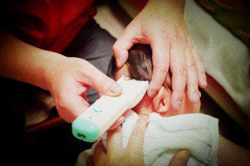 难免会有不感觉的血污,所以婴儿满月后必须要剃头