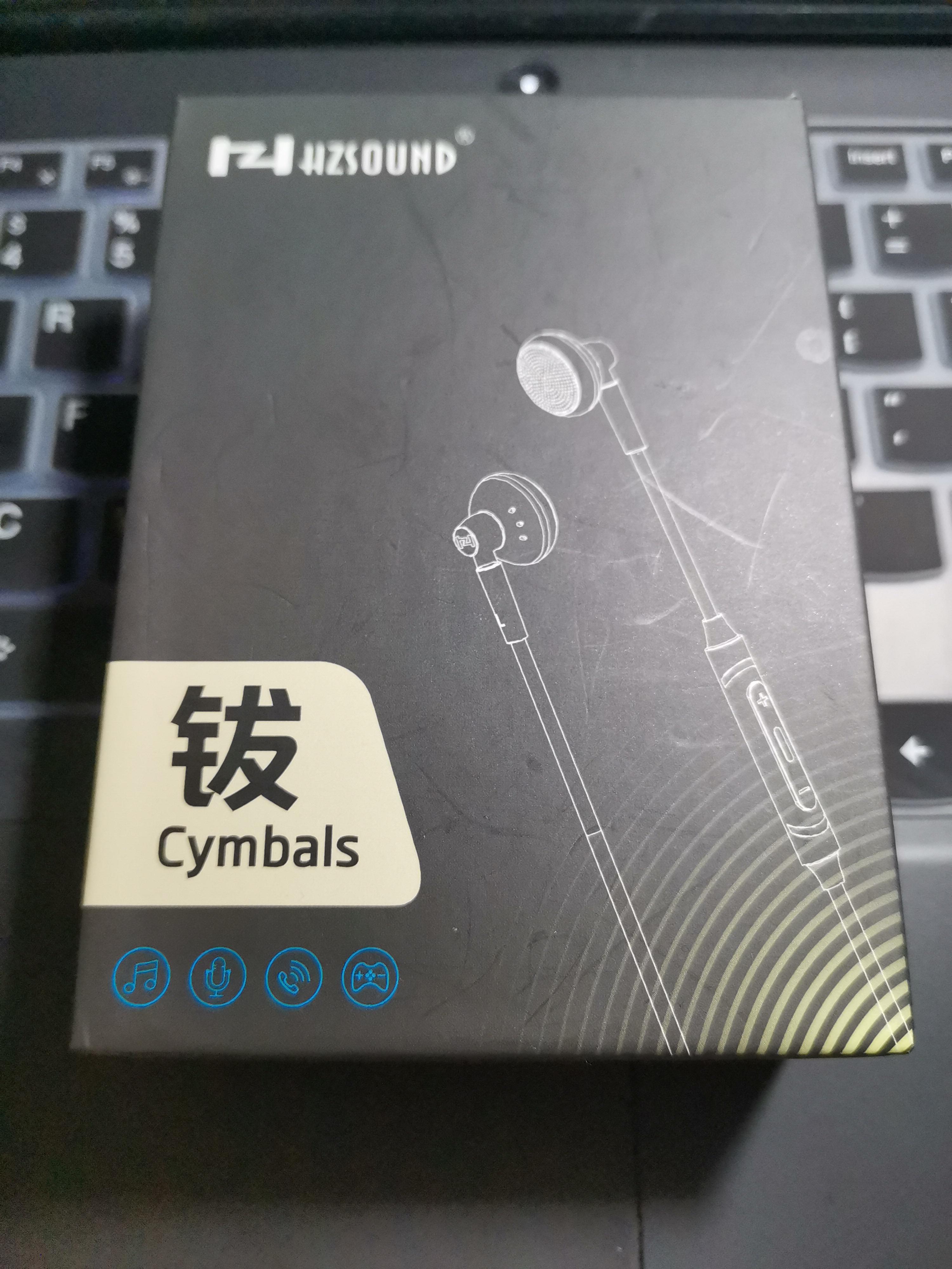 包装盒背面抽屉式的内盒配件全家福 耳机本体配件属于比较良心的量,中