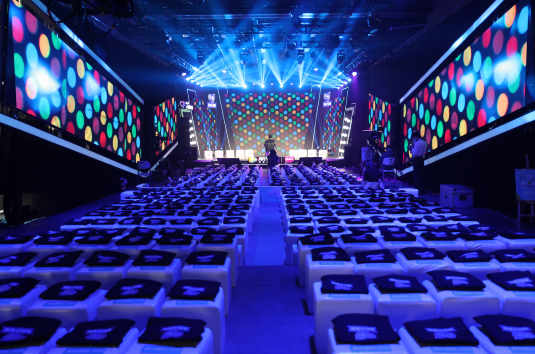 可移动的沉浸式三面环绕大屏,巨屏酷炫舞台并且可搭建长达20米的t型台