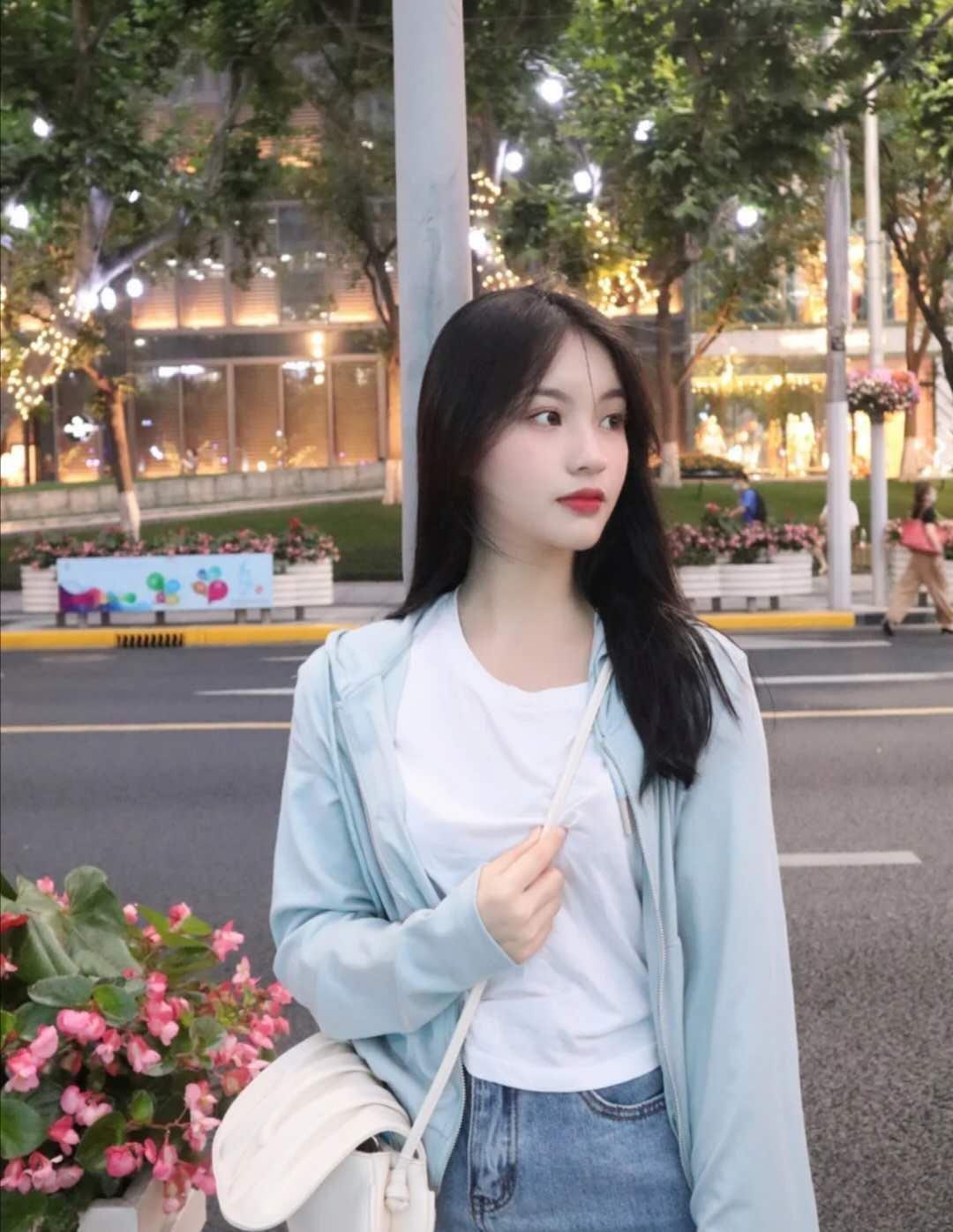 初秋清纯干净的女生穿搭